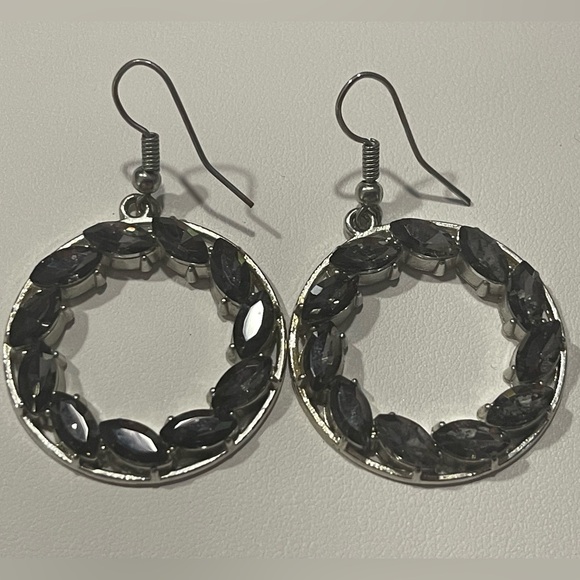 French hook earrings. Faceted gray set in silver-tone. - Picture 7 of 9
